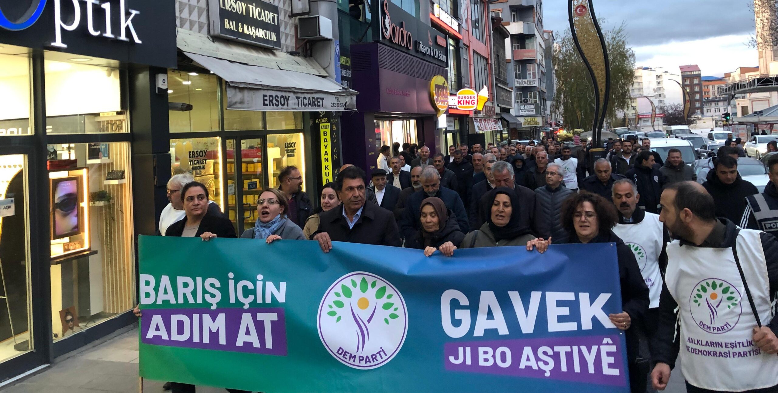 DEM Parti Kars’ta alanlara indi: “Barış için adım at, demokratik çözüme yol aç!”
