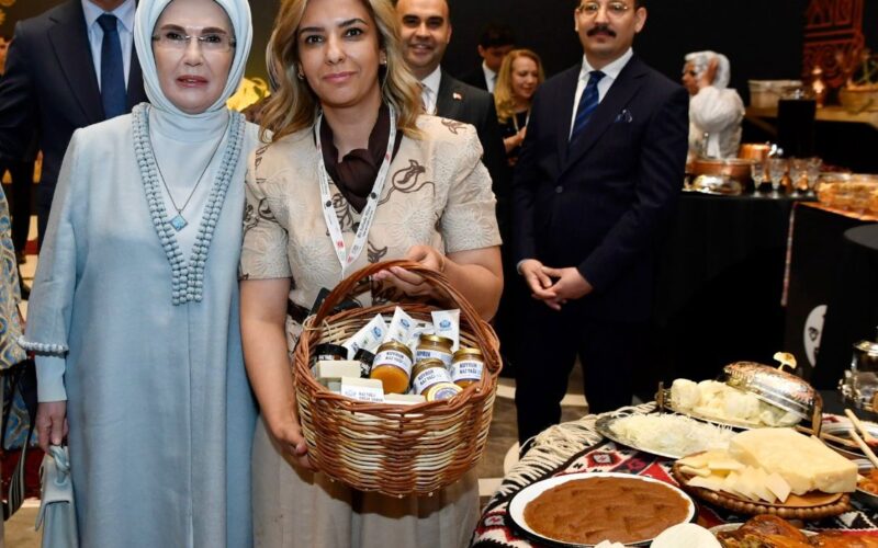 Emine Erdoğan’ın Himayelerinde Doğu Anadolu’nun 14 İli İstanbul’da Tek Sofrada Buluştu: Bölgeyi Karslı Girişimci Müge Kaya Temsil Etti 