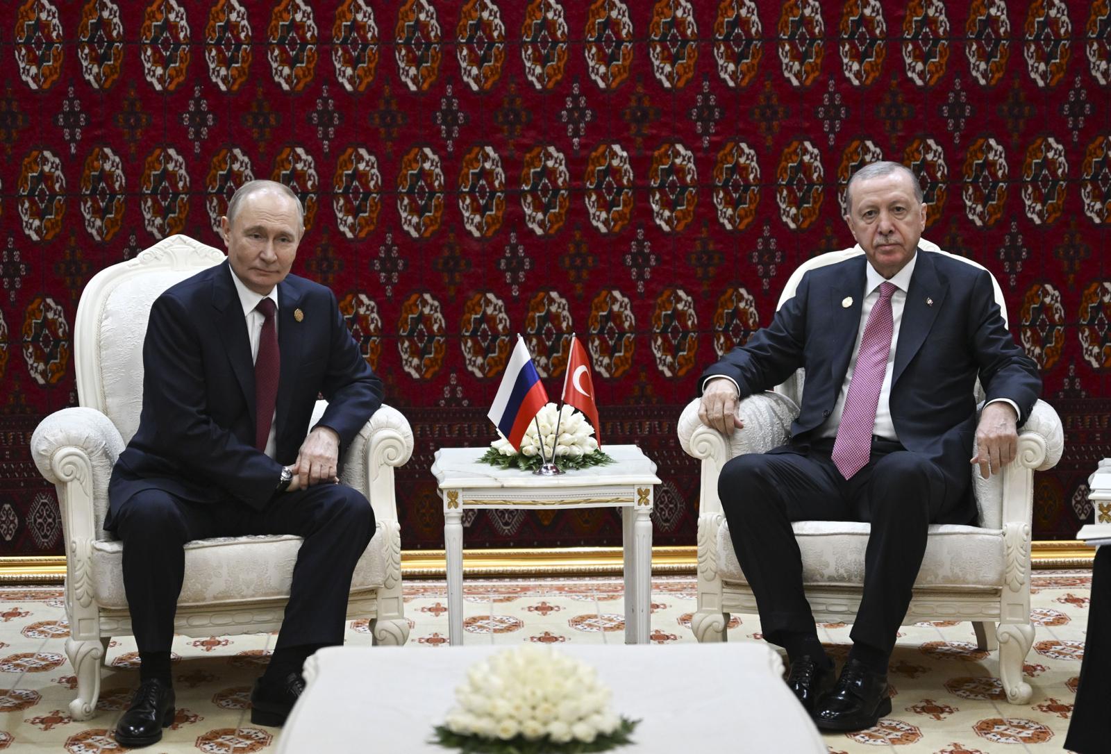 Cumhurbaşkanı Erdoğan, Aşkabat’ta Putin ve Berdimuhamedov ile Görüştü